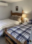 Spring Summer Specials on Cozy Newly Renovated Cottage with AC Right on the Lake - Wifi