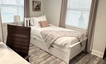Charming Magnolia Cottage with Hot Tub Near Liberty & Downtown