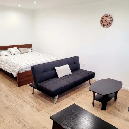 Cozy guest house close to Warner Brothers, Universal Studios, Burbank Airport