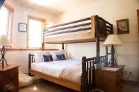 Mountain 4bed 5bath Townhome w Pool, Hot tub, Shuttle, just steps to base. - 4-Star