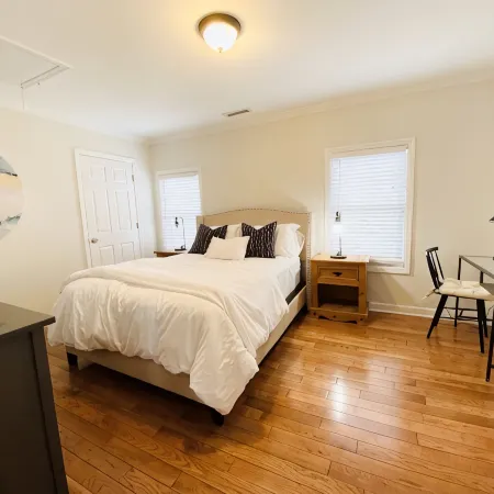 Family-Friendly 2Br with Parking Near NYC + Hospital