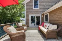 Quaint Downtown Jamestown R.I. Home -Walking distance to Newport Ferry and Beach - Wi-Fi