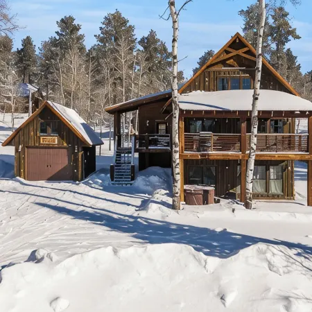 Twin Aspen-Terry Peak Cabin, Hot Tub, WiFi & AC, Garage Access