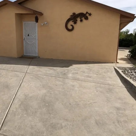 Stay With Us in Rio Rancho!  Balloon Fiesta Shuttle Close. 2 REAL QUEEN BEDS!