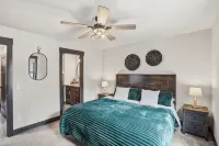 Pet Friendly Embers Ultimate Duplex, Hot Tub, Wifi, Paved Roads, Pool Access - 精品