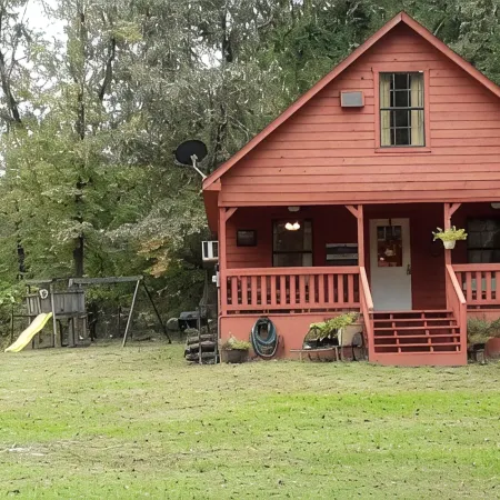 2-Story Farm Cabin - Sleeps 5 - 50 Acres