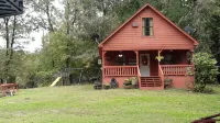 2-Story Farm Cabin - Sleeps 5 - 50 Acres - Alppimaja