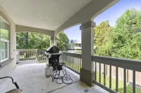 View the Beach from Your Porch.  Best Location, 5 Blocks to Downtown - บูติค