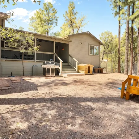Green Elk Retreat Cabin, Cozy Cabin - large side yard with wildlife