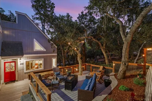 Charming Cambria Retreat w HotTub, Sleeps 8, FirePit, 5 min to Coast/Main St - con encanto