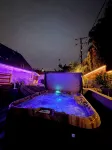 Family-friendly summer vacation home with big hot tub 2 blocks from beach. - Badekar