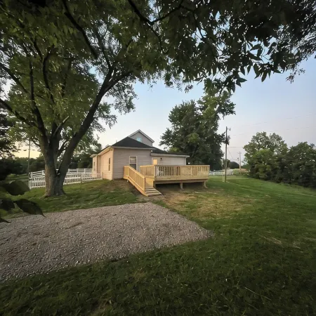 Modern farmhouse, secluded and convenient. 5 minutes from The ARK 2 min off exit