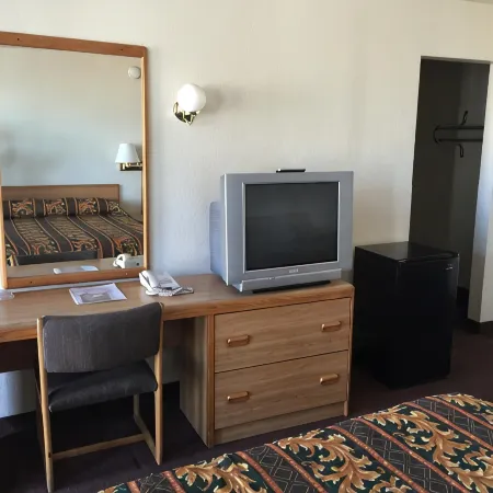 EZ 8 Motel Airporter