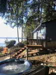 Stunning Waterfront - Pnw Gem  Hot Tub, Mountain Views, Fireplace - 4-Sterne