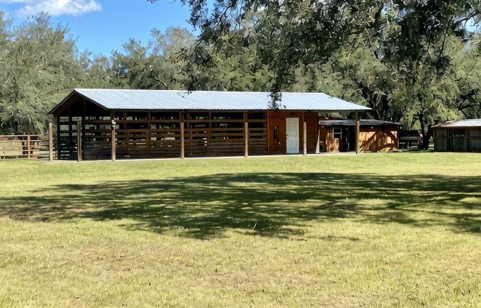 Country Cottage, 40 Acres, Outdoor Kitchen  w/ B-que, Campfire, & Horse Stables.