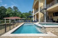 The Palms at Chesswood - Luxury, Pool, & Dock! - 5-Star