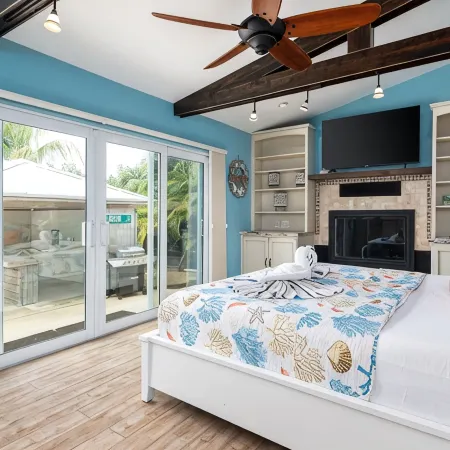 Waterfront - 5 Br, 4 BA, Pool w Tub, 80' Dock, Tiki Hut, Beach Nearby, Parking