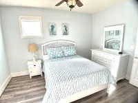 First Floor King Suite, Kids Bunk Room ~ Private Beach & Community Pool Access! - Swimmingpools