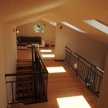 Large duplex apartment sleeps 5, private parking space, in the center