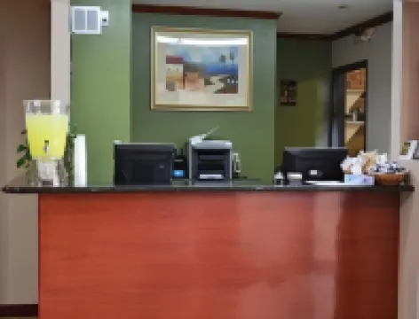 蒂爾頓-威尼皮索科湖速8酒店 貝爾納普縣酒店