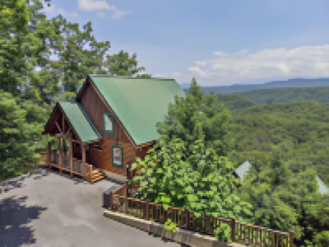 Majestic Mountain View - Great Location! - Convenient to Everything! 2 Bedroom Cabin by Redawning