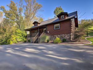 Rustic Dundee Log Cabin w/ Hot Tub & Forest Views!