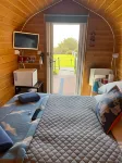 Sea and Mountain View Luxury Glamping Pods Heated 霍利黑德住宿飯店
