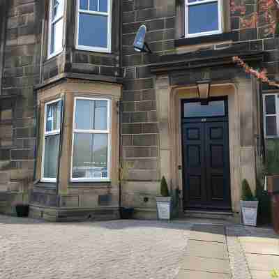 Robert the Bruce Apartment Hotel Exterior