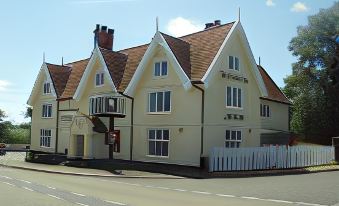 The White Horse Hotel and Luxury Shepherds Huts - Housity