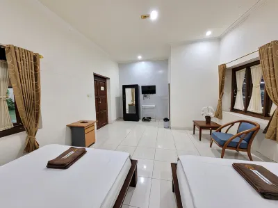 Ndalem Katong Guest House Ponorogo Hotels near HOS Cokroaminoto Citywalk