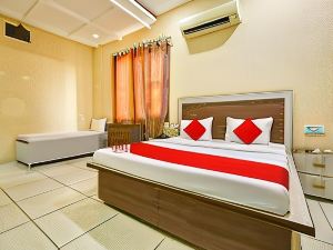 Super OYO Collection O Hotel White Prime