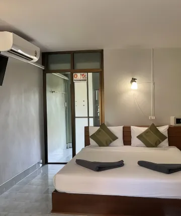 ห้องเตียงใหญ่ พร้อมระเบียง