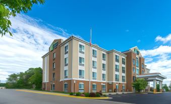 Holiday Inn Express & Suites Woodbridge