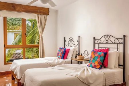 Casa Lotería -Pueblito Sayulita- Colorful, Family and Relax Experience with Private Parking and Pool