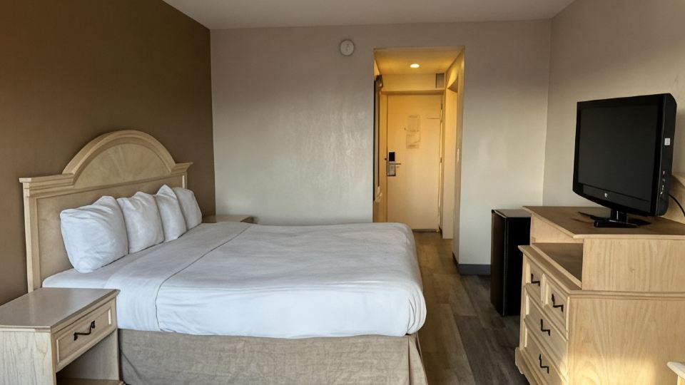 Hilltop Inn & Suites
