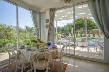 Group Villa with Direct Access to the Sea, Private Pool,Free wi-fi, Garden, BBQ Отели рядом с достопримечательностью «the Mannera Beach»