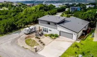 Deer & Lake Sanctuary: POOL, HOT TUB, GOLFCART! Feed deer at a private oasis!