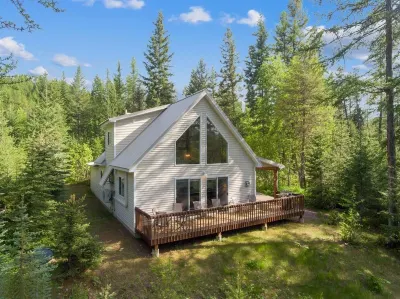 Scenic House Located At The Doorstep to West Glacier National Park Entrance Hotels near Siyeh Pass