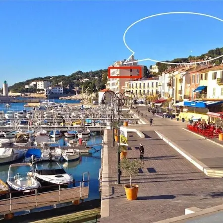 Beautiful and bright apartment with lovely view of Cassis Bay and feet in water