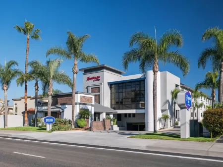 Hampton Inn by Hilton Costa Mesa Newport Beach Отели рядом с достопримечательностью «Ногачи Гарден»