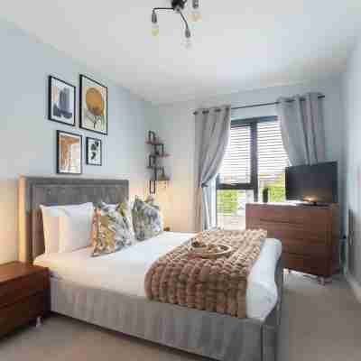 Elliot Oliver - Stylish 2 Bedroom Apartment with Parking in the Docks Rooms