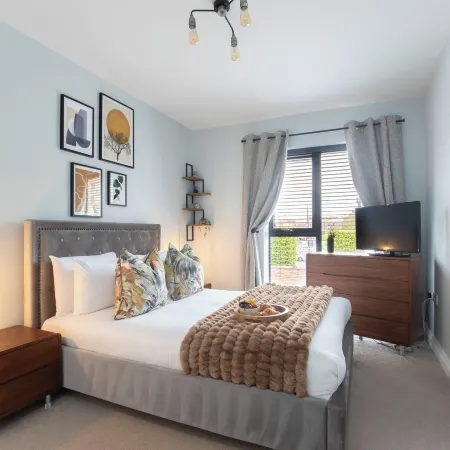 Elliot Oliver - Stylish 2 Bedroom Apartment with Parking in the Docks