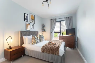 Elliot Oliver - Stylish 2 Bedroom Apartment with Parking in the Docks Hotels near University of Gloucestershire, Oxstalls Campus