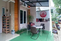 RedDoorz Syariah Near Kota Cinema Mall Jatiasih Hotel a Jatiasih