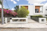 Contemporary Coconut Grove Oasis Hotels in Coconut Grove