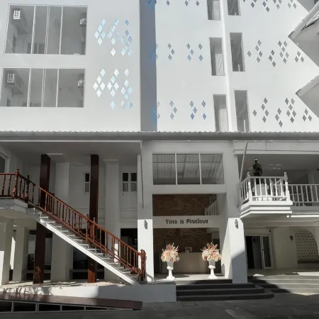 VELA Korat Hotel & Cafe' Отели рядом с достопримечательностью «Храм Пхайап»