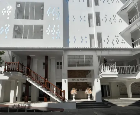 VELA Korat Hotel & Cafe' Отели рядом с достопримечательностью «Nakhon Ratchasima Rajabhat University»