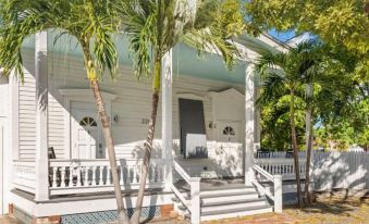 Mesa House, Uno-Perfect Location