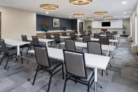 La Quinta Inn & Suites by Wyndham Memphis I-240 Hotels in Shelby County
