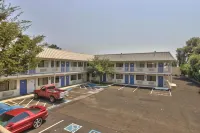 Motel 6 Woodland, CA - Sacramento Airport - parking